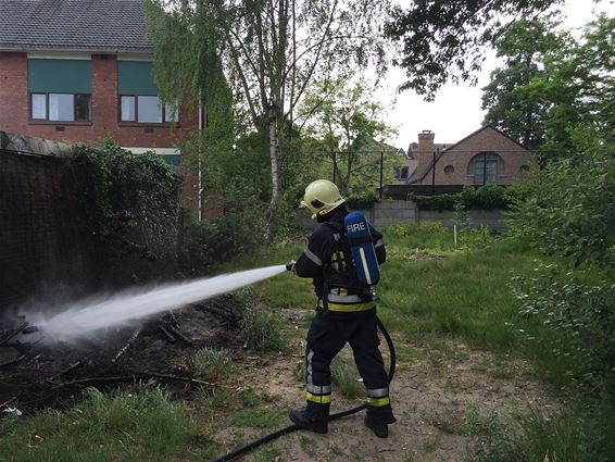 Brand achter terrein basisschool - Neerpelt