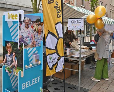 Bree - Bree zet bijtjes in de bloemetjes op de markt