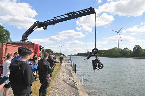 Bromfiets in het kanaal - Beringen
