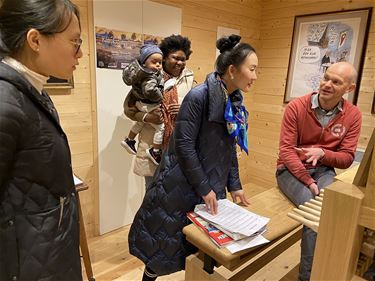 Buitenlands bezoek in de beiaardkamer - Pelt