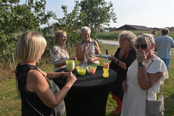 Buren klinken op vernieuwde straat - Beringen