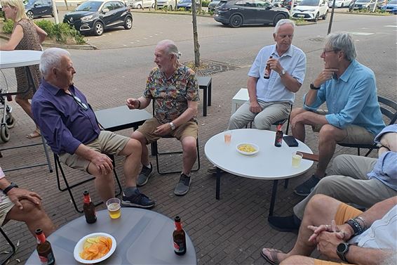 Burenborrel brengt Boudewijnplein samen - Pelt