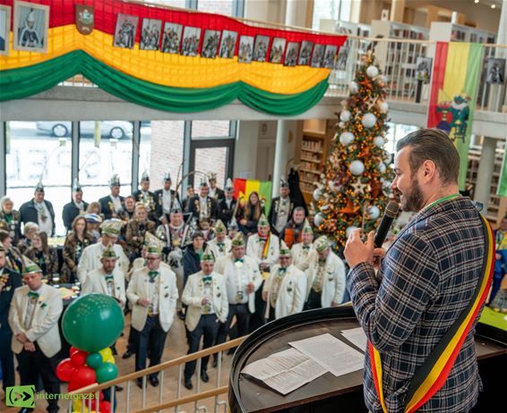 Burgemeester Fransen heet carnavalisten welkom - Pelt