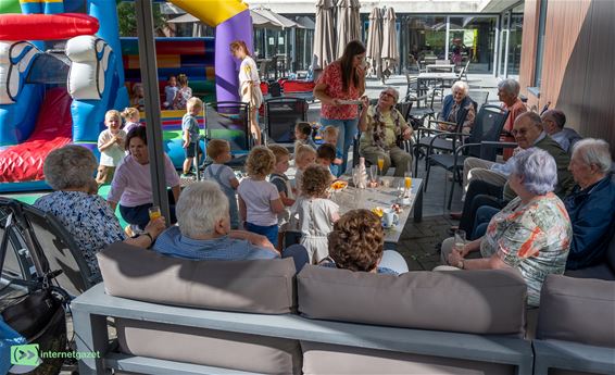 Buurtbruggetje verbindt jong en oud - Pelt