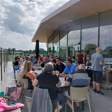 Buurtfeest Kadijk op zonovergoten terras - Pelt