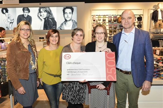 C&A Beringen schenkt 2500 euro aan Open Hart - Beringen