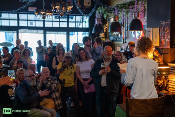 Café Den Artiest baadt in poëzie en publiek - Pelt