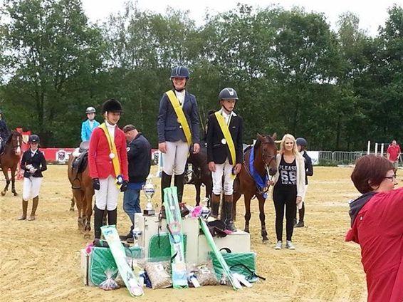 Caitlin Teunissen wint ponywedstrijd - Peer