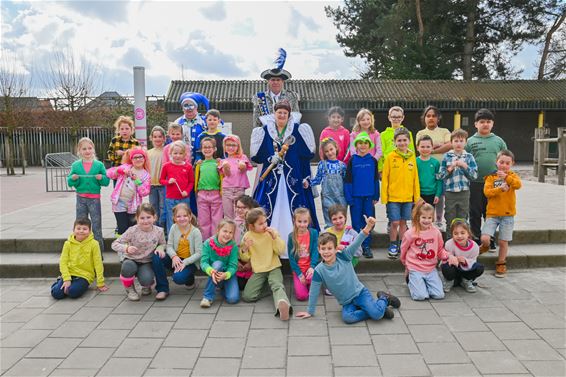 Carnavalsprinses Viv I op bezoek bij Balu - Lommel