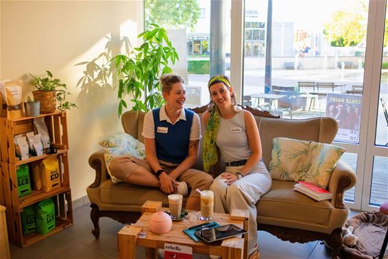 Charlotte en Katrien brengen Rebelle naar Lommel - Lommel
