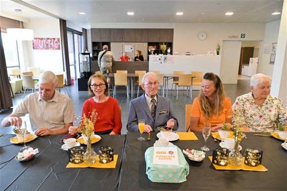 Clement Vandeerdewegh blaast 100 kaarsjes uit - Beringen