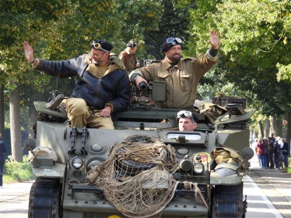 Indrukwekkende colonne militaire voertuigen - Lommel