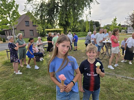Lekker ijsje voor bewoners STOKWEL