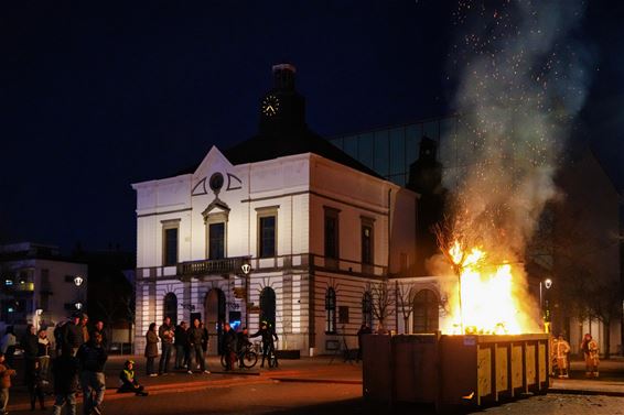 De heks van Konterket steekt het vuur aan carnaval - Leopoldsburg