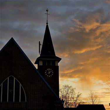 De kerk van Grote Heide in de ochtendzon - Pelt