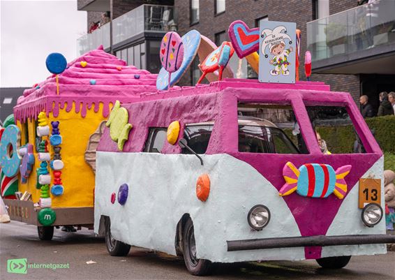 De Kerkhovense Suszen kleuren natte stoet - Lommel