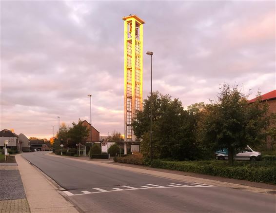 De kerktoren van 't Hent, badend in de ochtendzon - Pelt