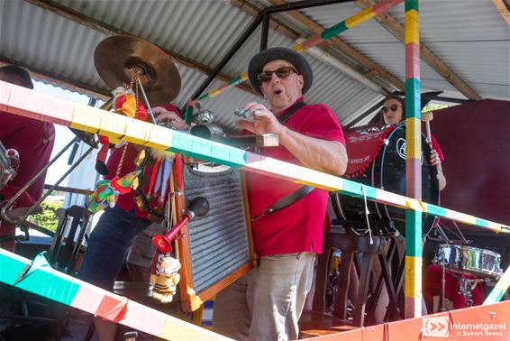 De Oelewappers trappen Werkplaatsen kermis af - Lommel