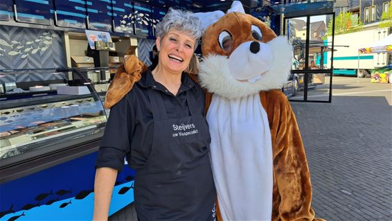 De paashaas bezoekt de donderdagmarkt - Pelt