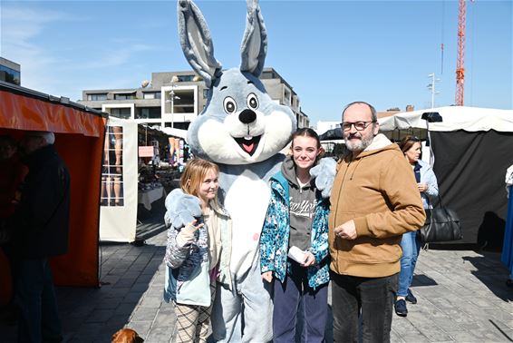 De Paashaas was op de markt - Lommel