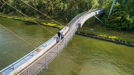 De sierlijke voetgangersbrug vanuit de lucht - Lommel