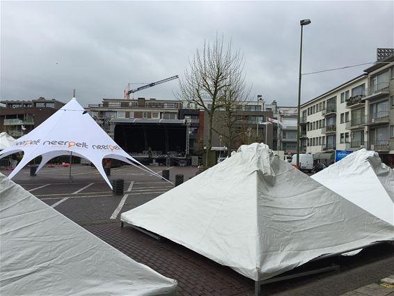 De tenten worden opgezet - Neerpelt