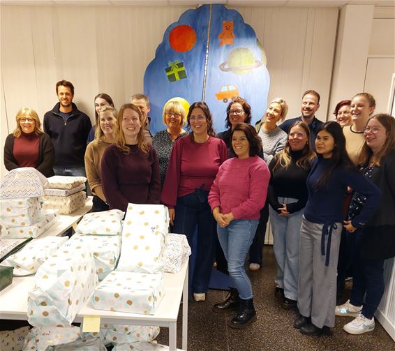De Wensboom schenkt cadeautjes aan 112 kinderen