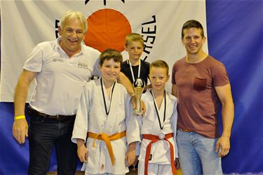 Dirk Van Tichelt reikt medailles uit - Beringen & Oudsbergen