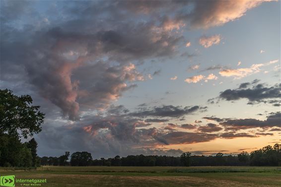 Dreigende wolken, schitterend schouwspel - Pelt