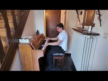 Dylan Dubrulle speelt piano op gevoel én op zicht - Pelt