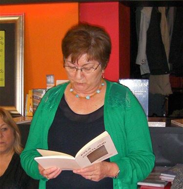 Edith Oeyen leest voor op Stilte-Avond - Beringen