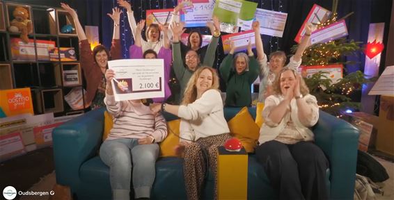 Een cheque van 2.100 euro voor De Warmste Week - Oudsbergen