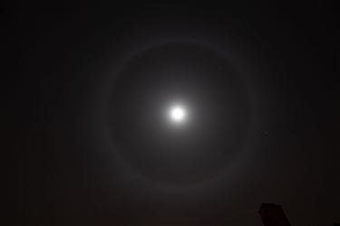 Een halo rond de maan