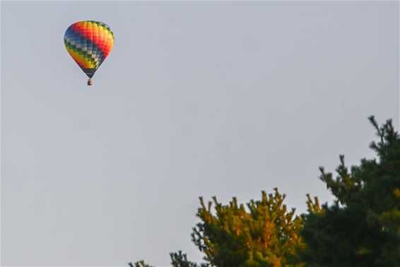 Een kleurige luchtballon boven Werkplaatsen - Lommel