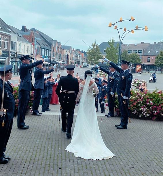 Een militair saluut aan het jonge paar - Pelt