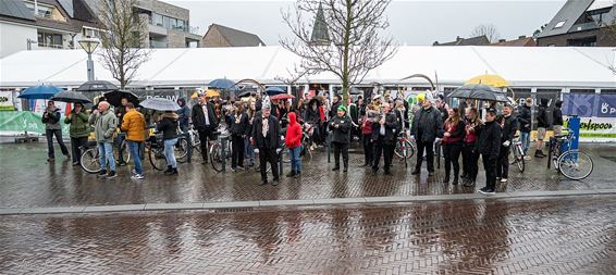 Een natte carnavalstoet van De Zwiebertjes - Pelt