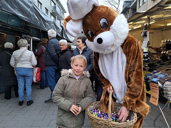 Een paashaas op de weekmarkt - Pelt