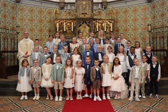 Pelt - Een plechtige foto van de eerste communie