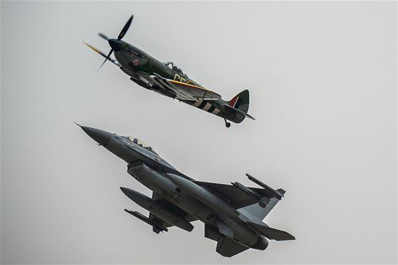 Een Spitfire naast een F16 - Peer