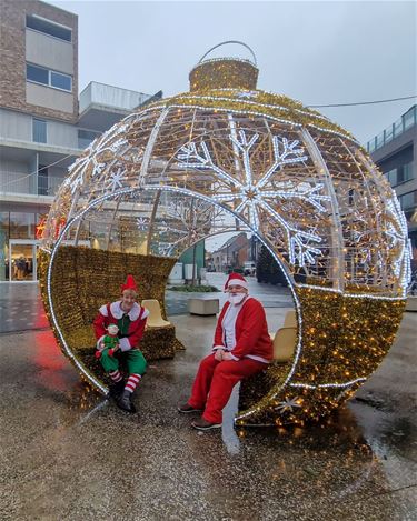 Een vrolijke elf en een vriendelijke kerstman - Lommel