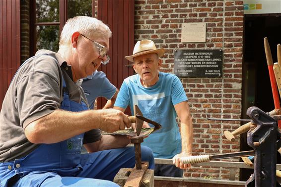 Een zeis moet scherp zijn om te kunnen maaien - Lommel