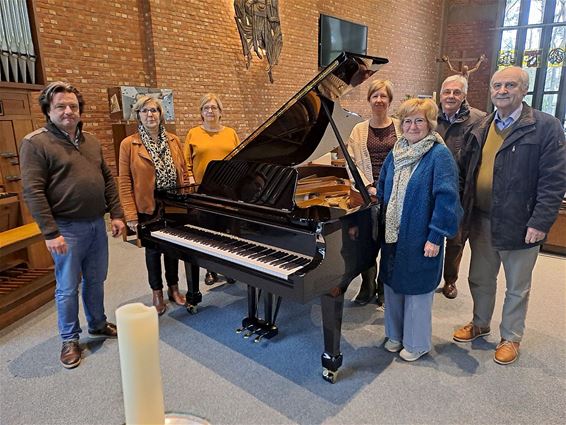 Eerste parochiekerk met een vleugelpiano - Genk