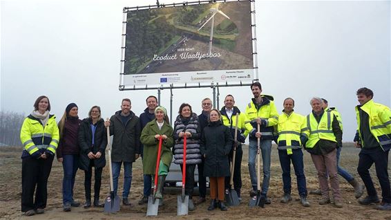 Eerste spade voor ecoduct over N71 - Lommel