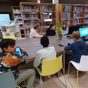 Eerstejaars op ontdekking in bibliotheek - Peer