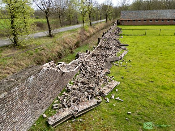 Eeuwenoude muur bij Achelse kluis stort in - Hamont-Achel