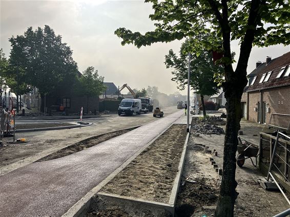 Eindelijk asfalteringswerken in de Deusterstraat - Peer