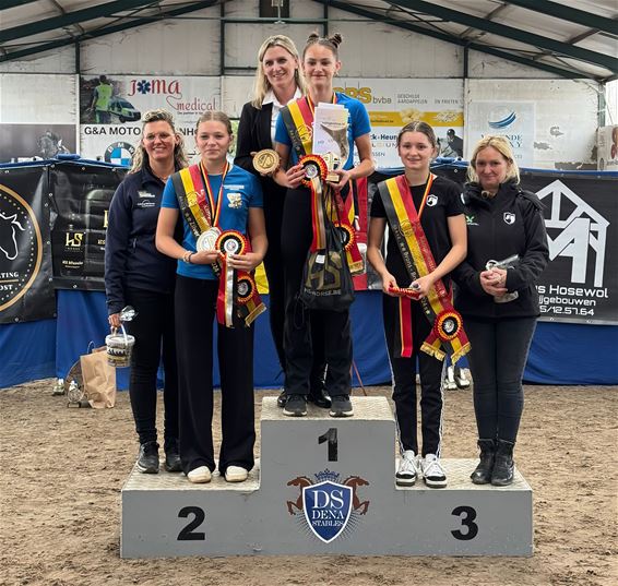 Elise Claes Belgische kampioen Voltige - Pelt