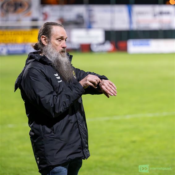 Esperanza Pelt ontslaat trainer - Pelt