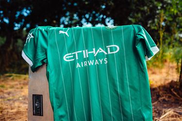 Lommel - Etihad Airways siert shirt van Lommel SK