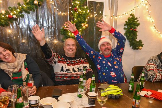 Feest in de tent tijdens foute kerstcafé - Lommel